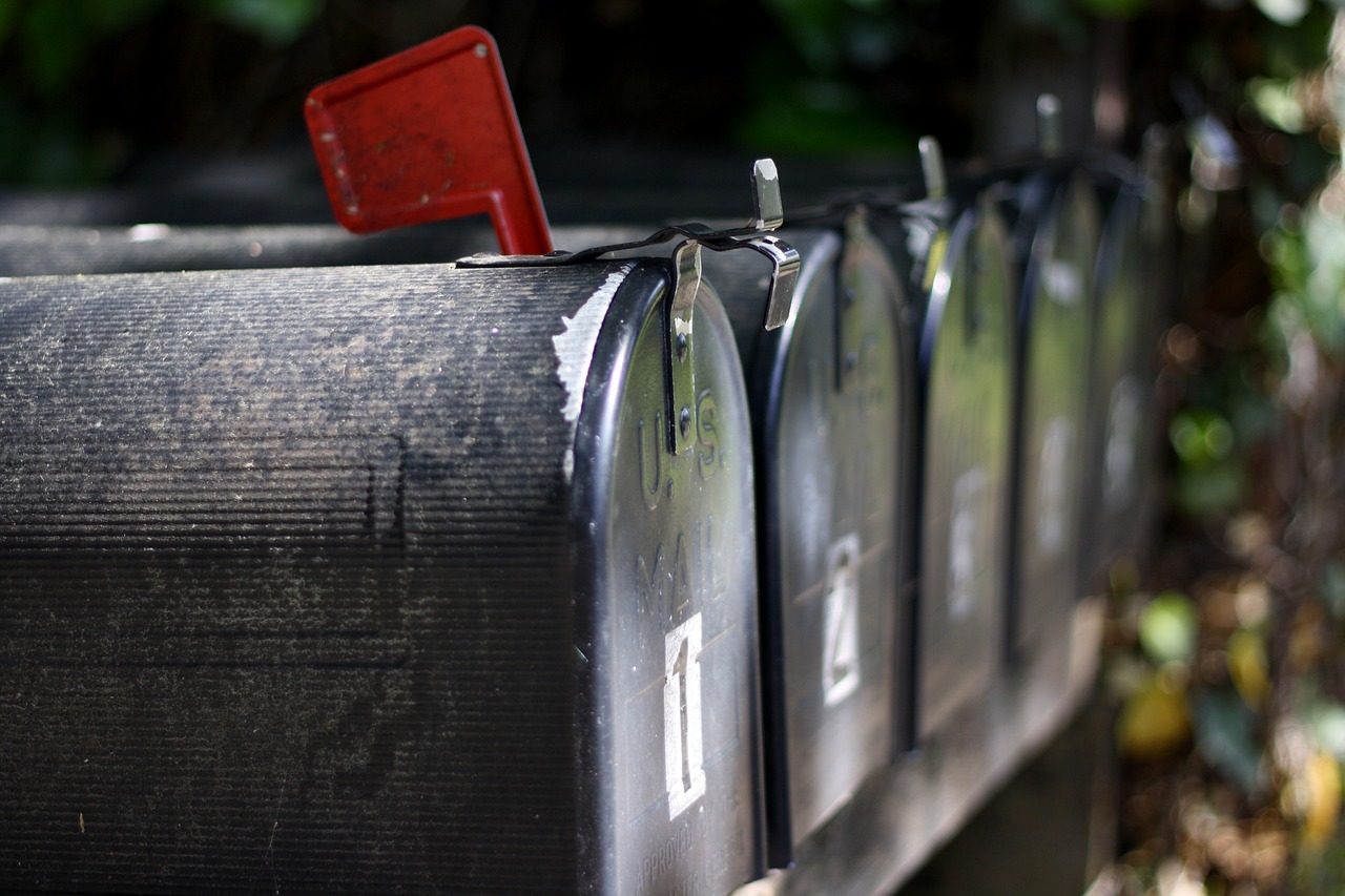 Real Estate Mailers That Work in 2025